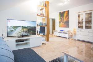 uma sala de estar com uma grande televisão de ecrã plano em Am Kleehagen 51-F, Niedersfeld-Winterberg em Winterberg