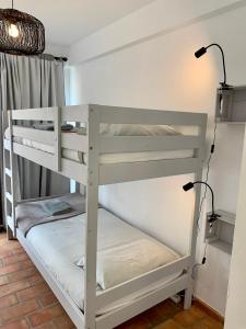アルモグラヴェにあるAlmograve Beach Hostelの二段ベッド2組が備わる客室です。