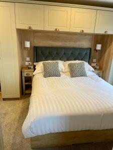 1 dormitorio con 1 cama grande y 2 mesitas de noche en 5 Lake View, Barrow, Clitheroe - in the heart of the Ribble Valley, en Pendleton