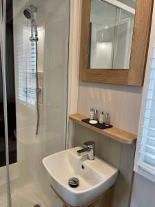 a bathroom with a sink and a shower at 5 Lake View, Barrow, Clitheroe - in the heart of the Ribble Valley in Pendleton