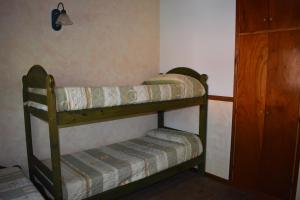 Una cama o camas cuchetas en una habitación  de Complejo Frente al Golf