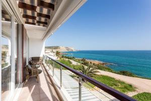 Balkón nebo terasa v ubytování CoolHouses Algarve Luz, Ocean front 4 Bed house w/ pool, Casa da Pipa