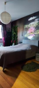 sypialnia z dużym łóżkiem z obrazem na ścianie w obiekcie Bruges Grande Place Guesthouse w Brugii