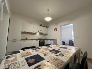 una cocina con una mesa con papeles. en Casa Genny, en Grado