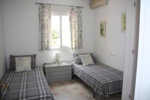 Een bed of bedden in een kamer bij South Facing Apartment, Fantastic Sea Views,Terrace, 300m beach