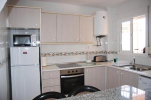 Een keuken of kitchenette bij South Facing Apartment, Fantastic Sea Views,Terrace, 300m beach