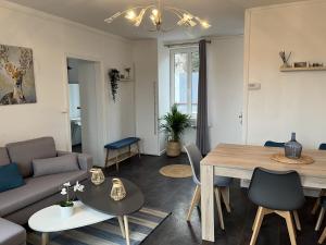 - un salon avec un canapé et une table dans l'établissement Triplex Carnot - Proche Docks 76, Kindarena et centre ville de ROUEN - Stationnement gratuit - NETFLIX - WIFI, à Déville-lès-Rouen