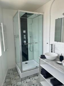 La salle de bains est pourvue d'une douche en verre et d'un lavabo. dans l'établissement Triplex Carnot - Proche Docks 76, Kindarena et centre ville de ROUEN - Stationnement gratuit - NETFLIX - WIFI, à Déville-lès-Rouen