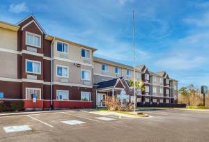 una representación de un edificio con aparcamiento en Quality Inn & Suites Augusta Fort Eisenhower Area en Augusta