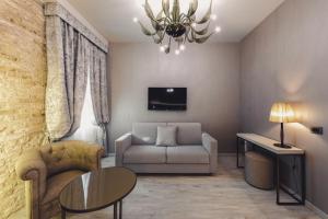 a living room with a couch and a chair at Hotel Aquarius Venice - Ascend Collection in Venice