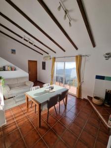ein Wohnzimmer mit einem Tisch und einem Sofa in der Unterkunft Lovely 2 Bed Apartment with Stunning views & Pool in Cómpeta