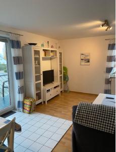 Una sala de estar con un sofá y un televisor. en Ferienhaus Wattkieker, en Wangerland