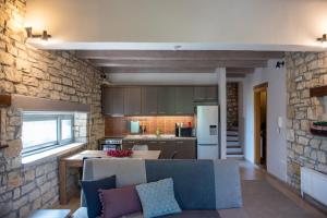 Kuchyňa alebo kuchynka v ubytovaní Kalpaki luxury maisonette 3