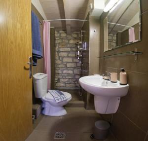 Kúpeľňa v ubytovaní Kalpaki luxury maisonette 3