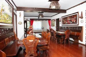a dining room with a wooden table and chairs at Hotel Schneider in Treze Tílias