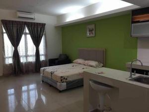 Ένα ή περισσότερα κρεβάτια σε δωμάτιο στο SQ Studio deviana Wakaf Che Yeh +4 φωτογραφίες