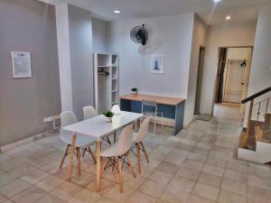 een keuken en eetkamer met een tafel en stoelen bij Semi-Detached, Up to 24 Pax, 3200sqft, 4 Bedrooms, 3 Bathrooms, 4 Car Parks in Bayan Lepas