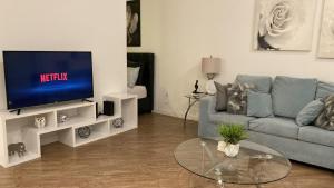 sala de estar con sofá azul y TV en Exceptional Loft FREE Parking and WIFI en Los Ángeles