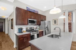 Modern 4BR just a block from CTA pink line with Pool table Free Parking