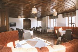 une salle à manger avec des tables, des chaises et une télévision dans l'établissement Thrace Konak Hotel & SPA, à Kırklareli