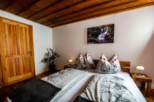 ein Schlafzimmer mit einem Bett und einer Holzdecke in der Unterkunft Rainerhof in Murau