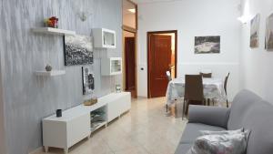- un salon avec un canapé et une table dans l'établissement CasaAltieri, à Santa Domenica Talao