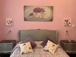 1 dormitorio con 1 cama con una foto en la pared en La Maison Di Caterina en Génova