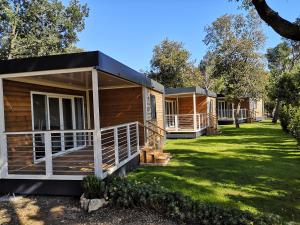 瓦里格提Torre Mendari的草园里一排小屋