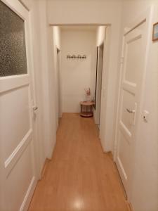 a hallway with a door and a table in a room at Ferienwohnung Georgstrasse in Bremerhaven