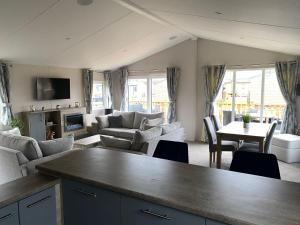 una sala de estar con un sofá y una mesa en Rambells Lodge, en Warton