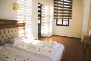A bed or beds in a room at Thrace Konak Hotel & SPA