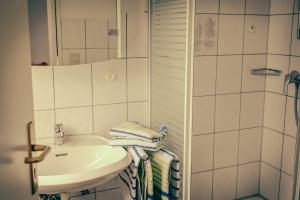 Koupelna v ubytování Inselgaestehaus-Erna + 26 fotografií