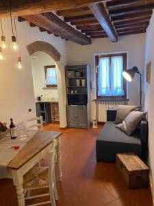 un soggiorno con divano e tavolo di Home sweet home a San Gimignano