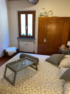 una camera con un letto e un tavolino. di Home sweet home a San Gimignano