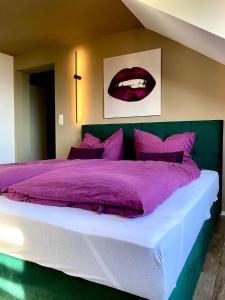 1 dormitorio con 1 cama grande con sábanas moradas en Five, en Coblenza