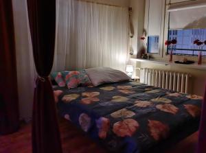 1 Schlafzimmer mit einem Bett mit Blumendecke in der Unterkunft Warsaw Asian vibe apartment in Warschau