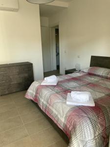A bed or beds in a room at Appartamento Torre Matilde Még 2 kép