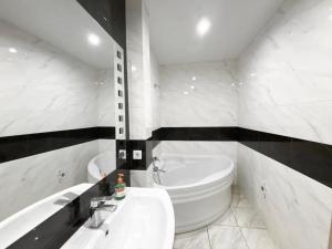 Kúpeľňa v ubytovaní Most City Area De-Lux Apartment + 14 fotografií