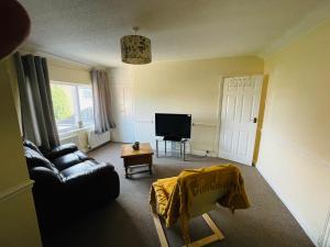 un salon avec un canapé et une télévision dans l'établissement Flat 4 Cleethorpes apts, à Cleethorpes