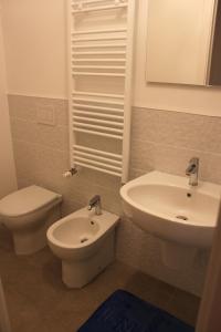 La salle de bains est pourvue de toilettes et d'un lavabo. dans l'établissement Appartamento Torre Matilde, à Viareggio