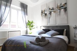 um quarto com uma cama com toalhas em Bamboo Milano Zezon Plus Apartment em Milão