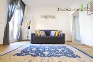 een woonkamer met een bank en een tapijt bij Bamboo Milano Zezon Plus Apartment in Milaan