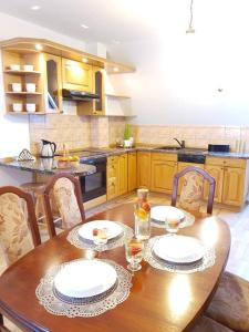 une cuisine avec une table en bois et des plaques de cuisson. dans l'établissement apartament Dominik, à Zakopane
