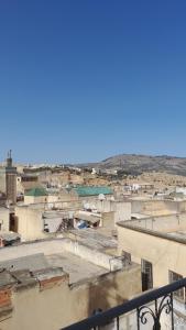 Vista ariale di una città con tetti ed edifici di Riad amal a Fes