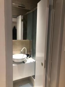 特雷比涅的住宿－Dučić Apartment，浴室设有白色水槽和镜子