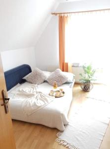 Un pat sau paturi într-o cameră la apartament Dominik