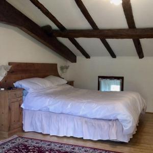 Postel nebo postele na pokoji v ubytování Beautiful cottage with private pool in France