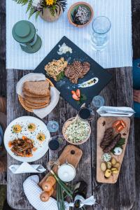 una mesa llena de comida y platos de comida en Organic Tourist Farm Pri Plajerju, en Trenta