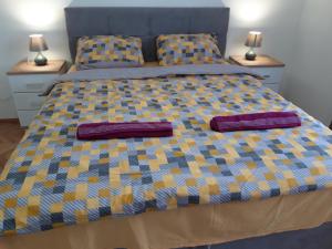 ein Schlafzimmer mit einem Bett mit zwei Kissen darauf in der Unterkunft Stan na dan Simikic in Bijeljina