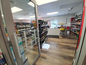 Supermarket nebo jiné obchody v  hotelu nebo okolí